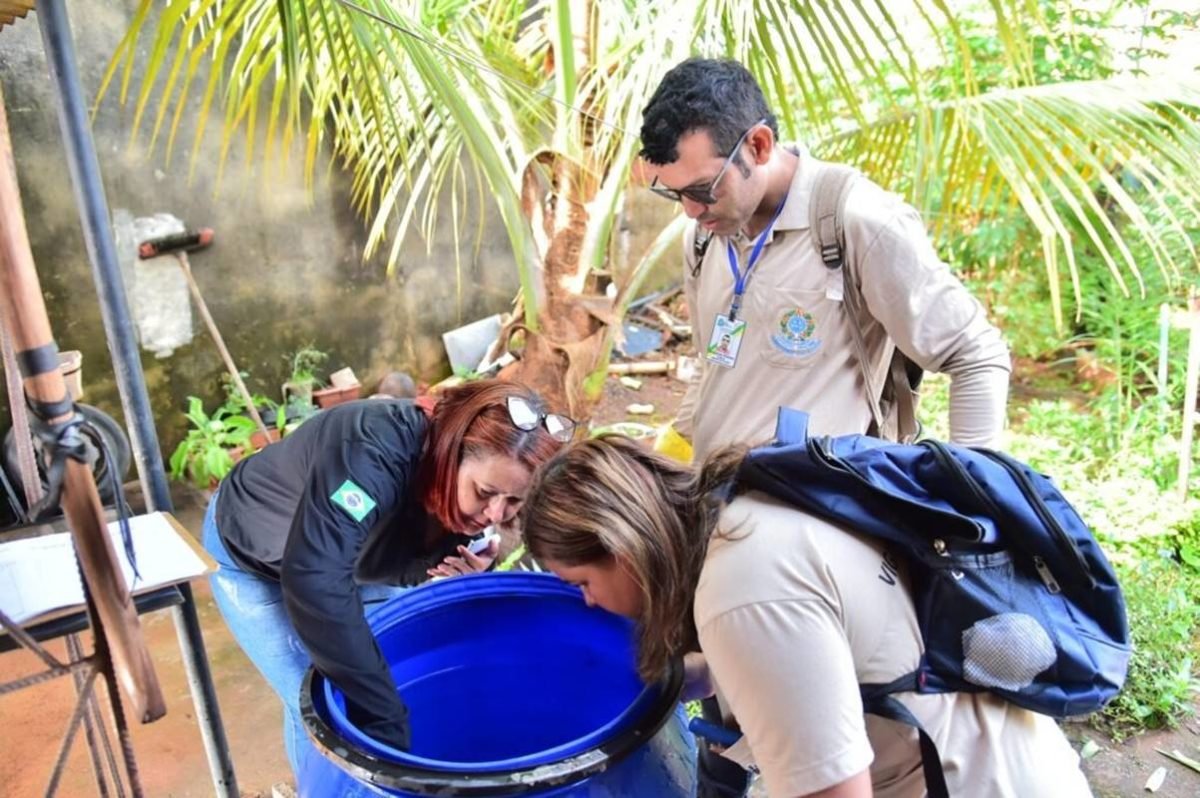 imagem colorida agentes de saude combatem focos de dengue aparecida de goiania