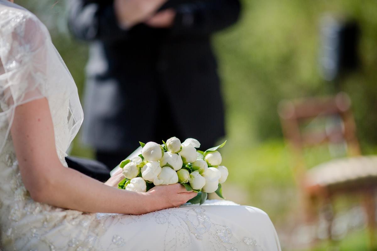 Foto colorida de uma noiva sentada - Metrópoles