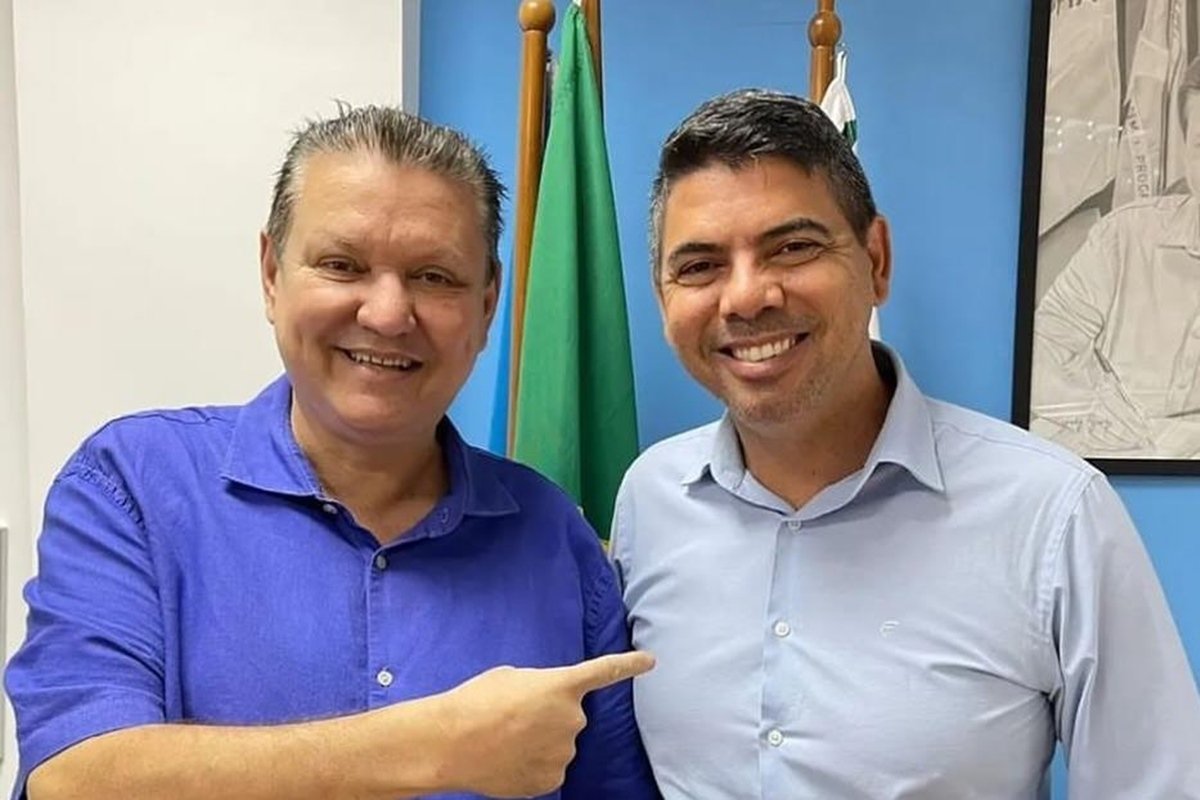 Imagem colorida mostra prefeito da cidade de cariaca e o deputado Messias Donato - Metrópoles