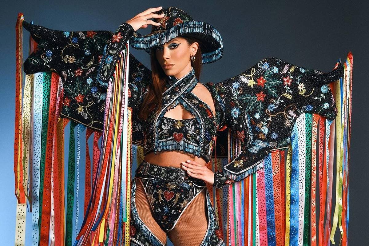 foto colorida de Anitta de fantasia - metrópoles