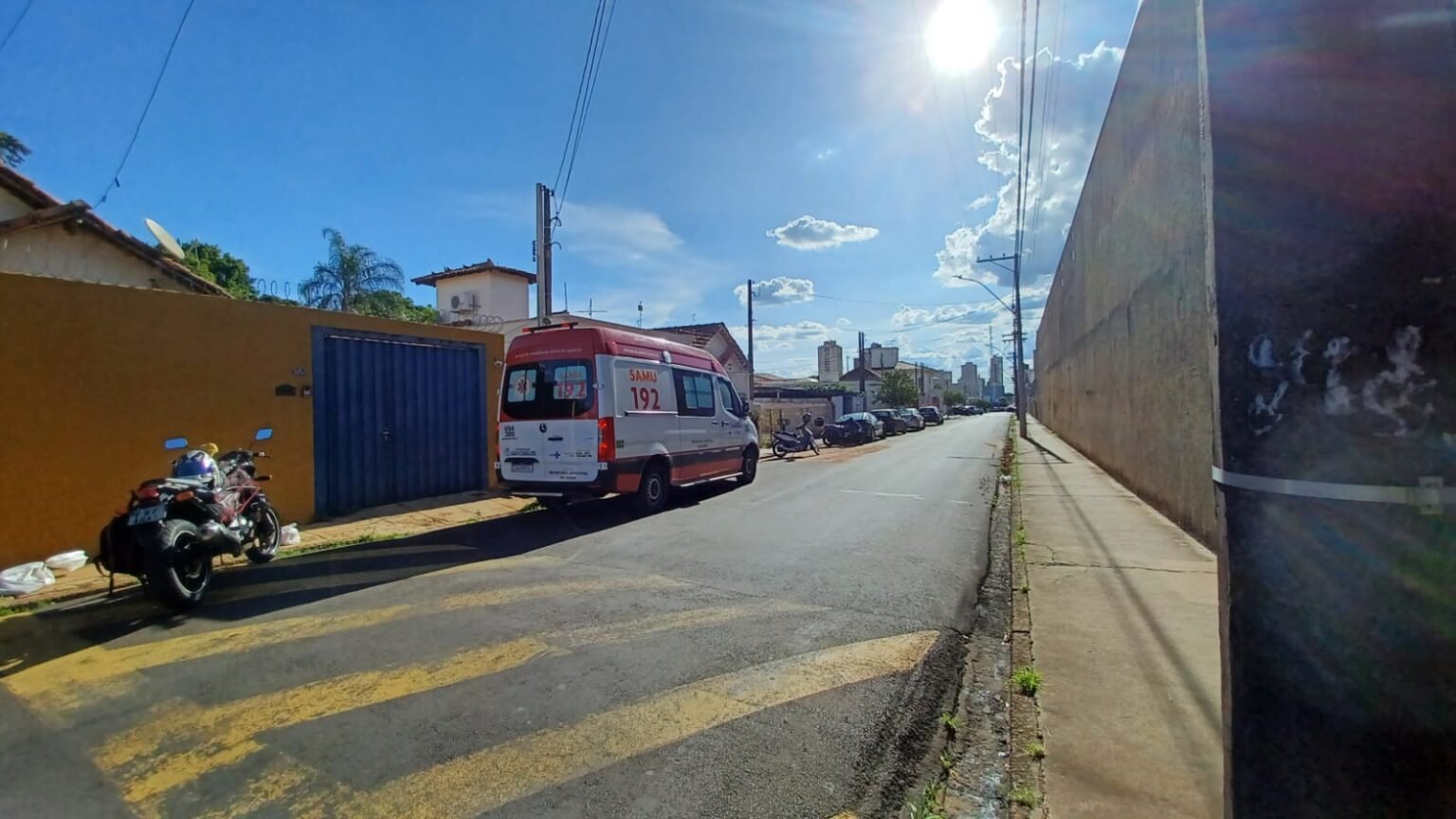 Imagem colorida mostra ambulância do Samu em rua onde homem socou porta de vidro, rompeu uma artéria e morreu na cidade de São Carlos - Metrópoles