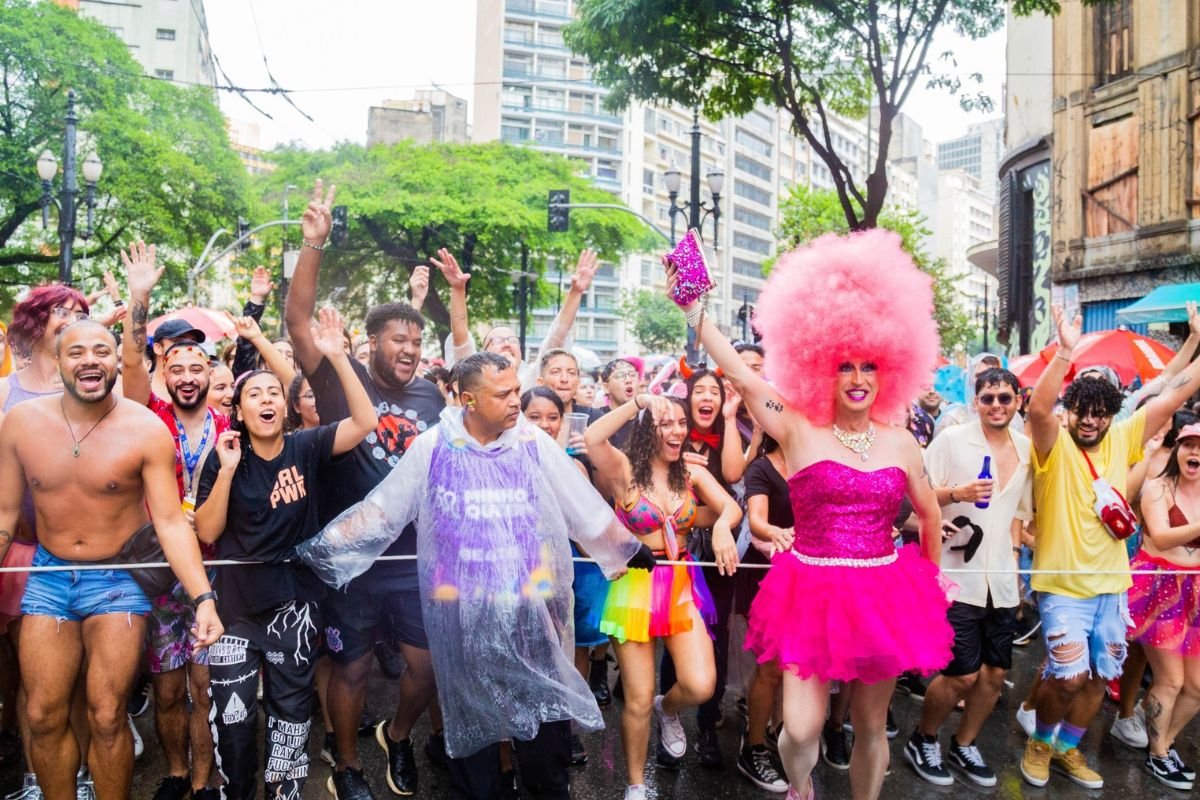 imagem colorida mostra drag queen em bloco de carnaval paulistano - metrópoles