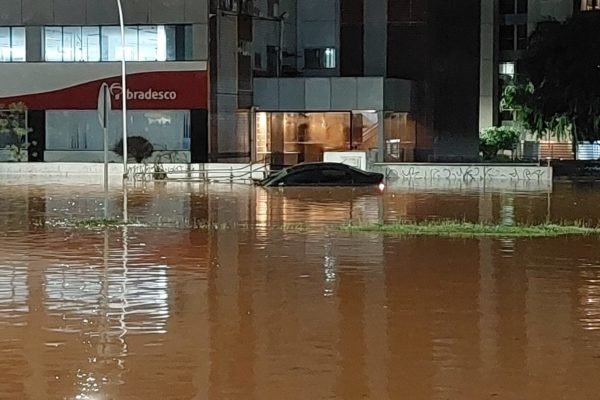 carro submerso em água de chuva