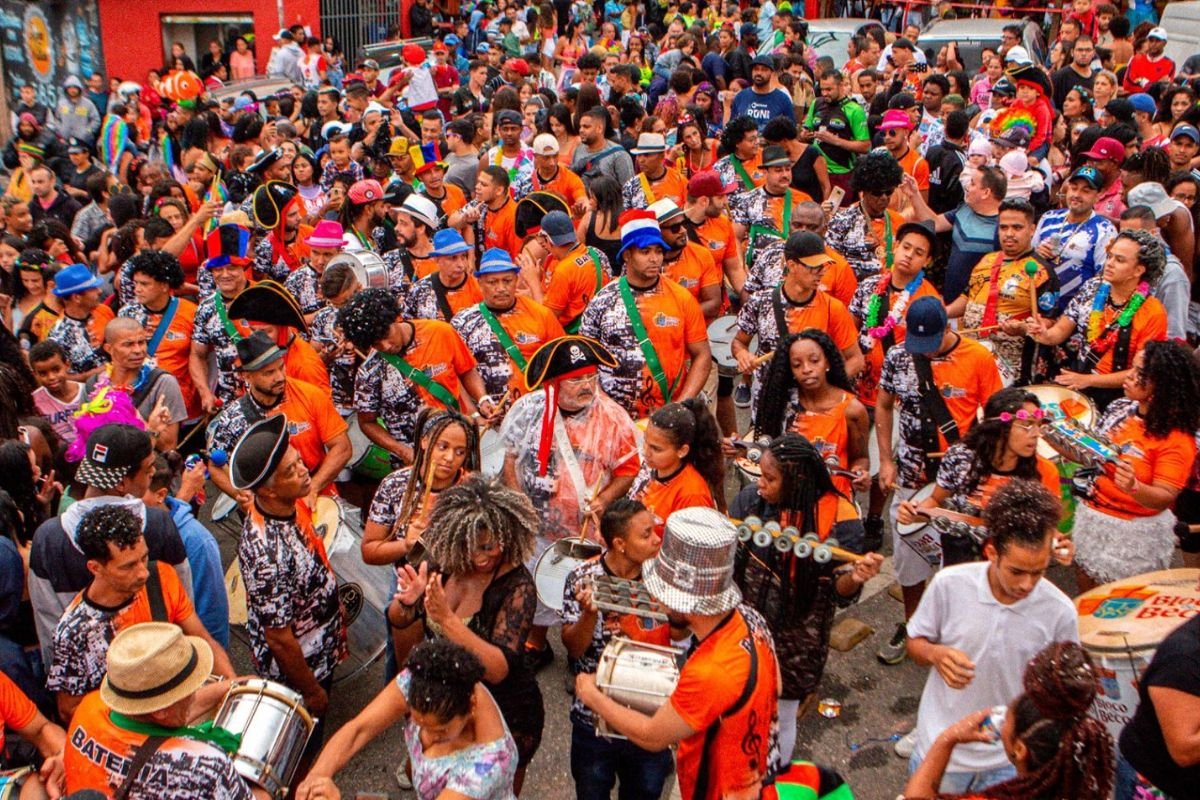 imagem colorida mostra multidão em bloco de carnaval na periferia da cidade - metrópoles