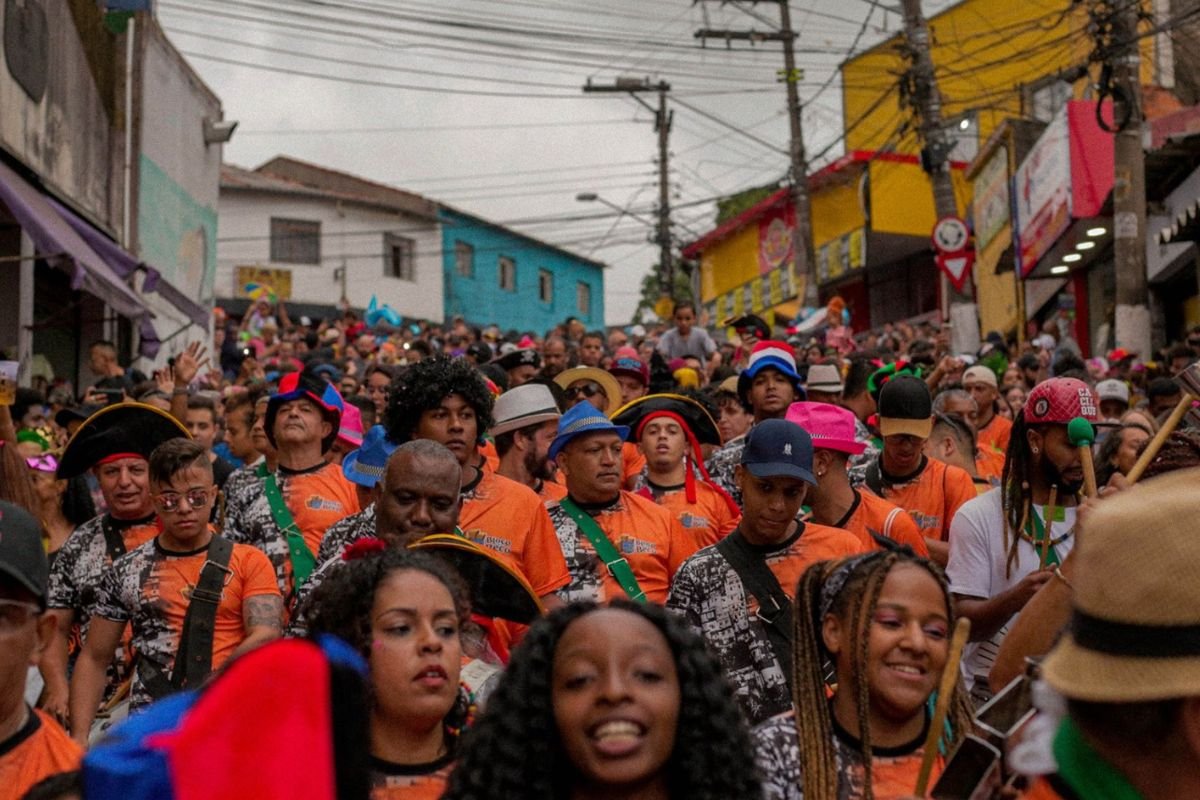 imagem colorida mostra multidão em bloco de carnaval na periferia da cidade - metrópoles