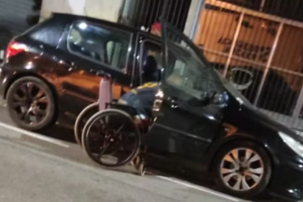 Homem cadeirante que teve o carro rebocado em fiscalização no Rio - Metrópoles