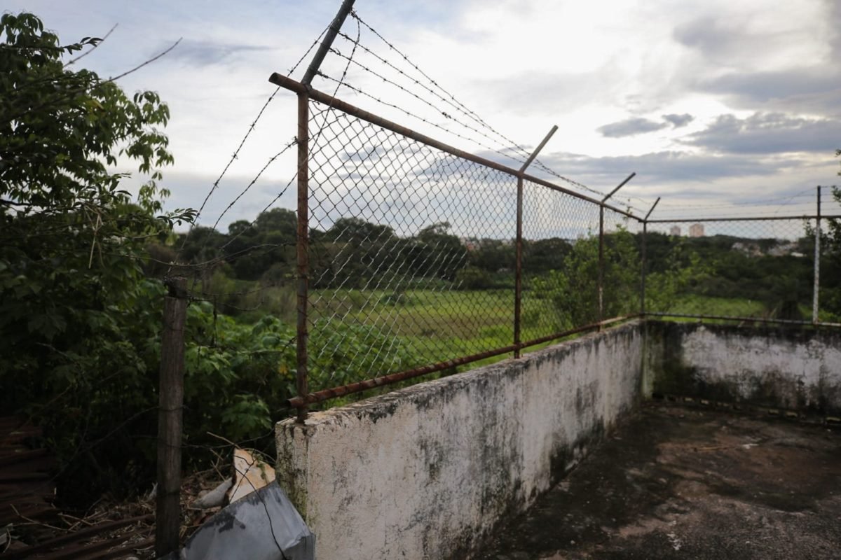 Imagem colorida de clube abandonado no DF