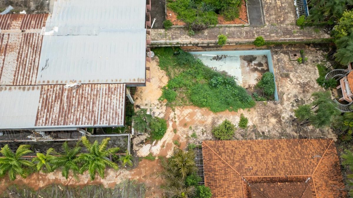 Imagem colorida de clube abandonado no DF