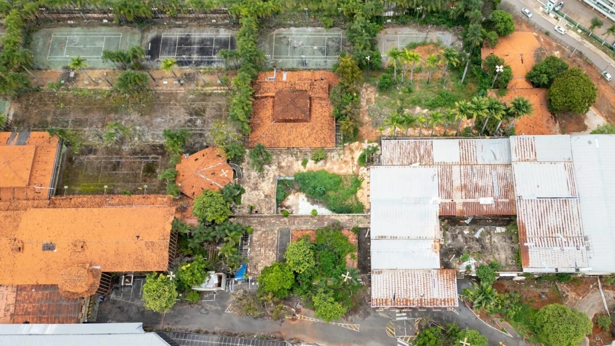 Imagem colorida de clube abandonado no DF