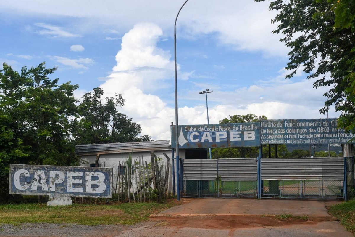 Imagem colorida de clube abandonado no DF