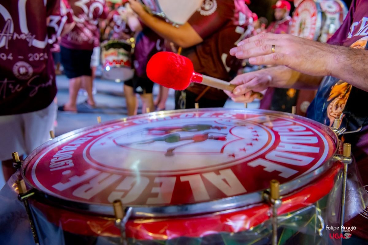 Imagem mostra bateria de escola de samba - Metrópoles