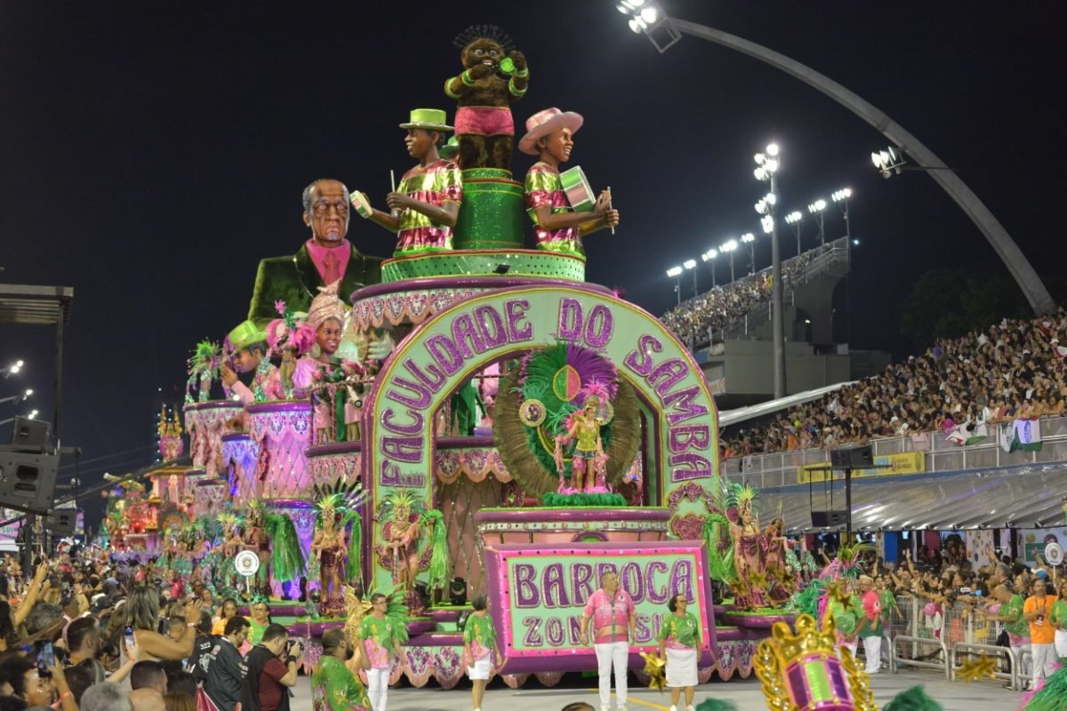 Imagem mostra desfile de escola de samba - Metrópoles