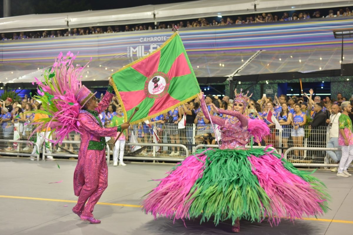 Imagem mostra desfile de escola de samba - Metrópoles