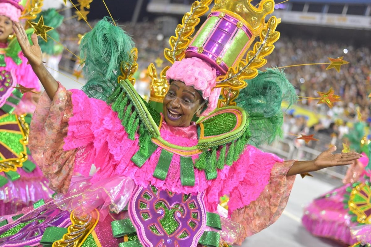 Carnaval: África e poder feminino marcam 1ª noite de desfiles em