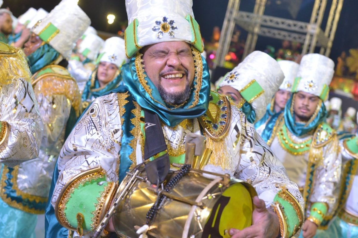 Imagem mostra desfile de escola de samba - Metrópoles