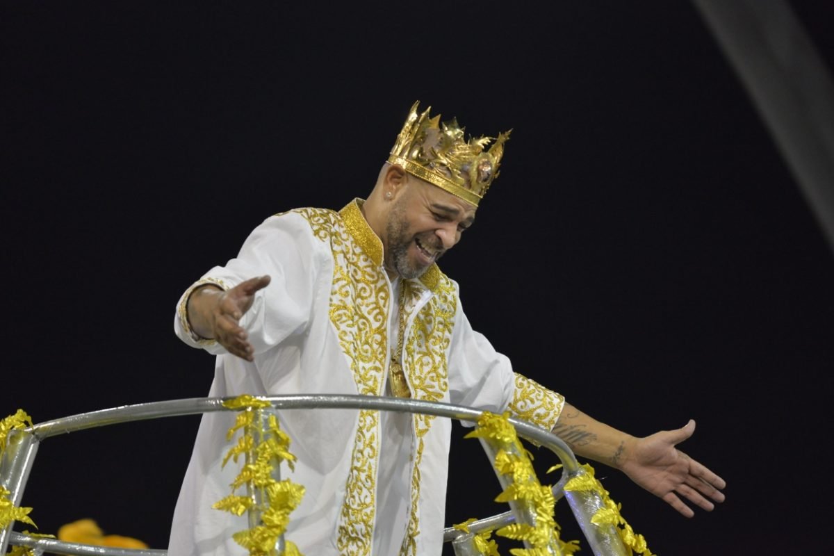 Imagem mostra desfile de escola de samba - Metrópoles