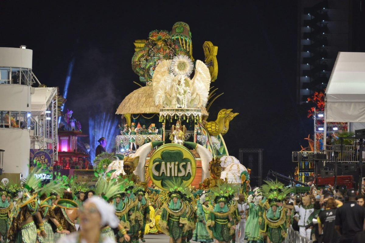 Imagem mostra desfile de escola de samba - Metrópoles