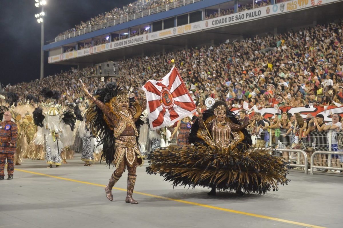 Imagem mostra desfile de escola de samba - Metrópoles