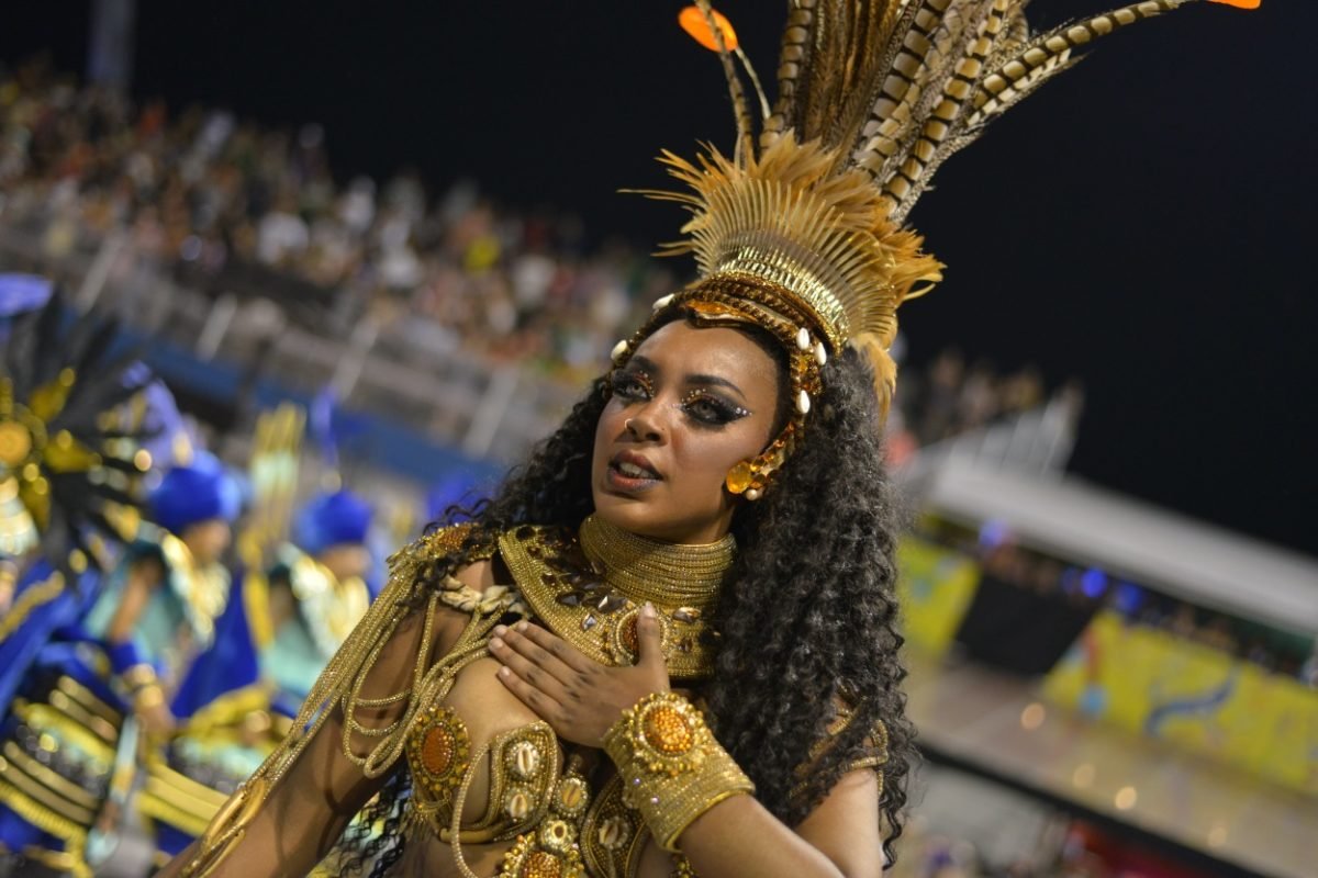 Imagem mostra desfile de escola de samba - Metrópoles