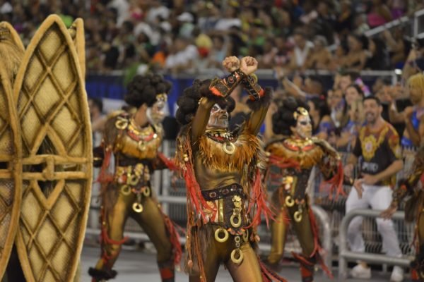 Imagem mostra desfile de escola de samba - Metrópoles
