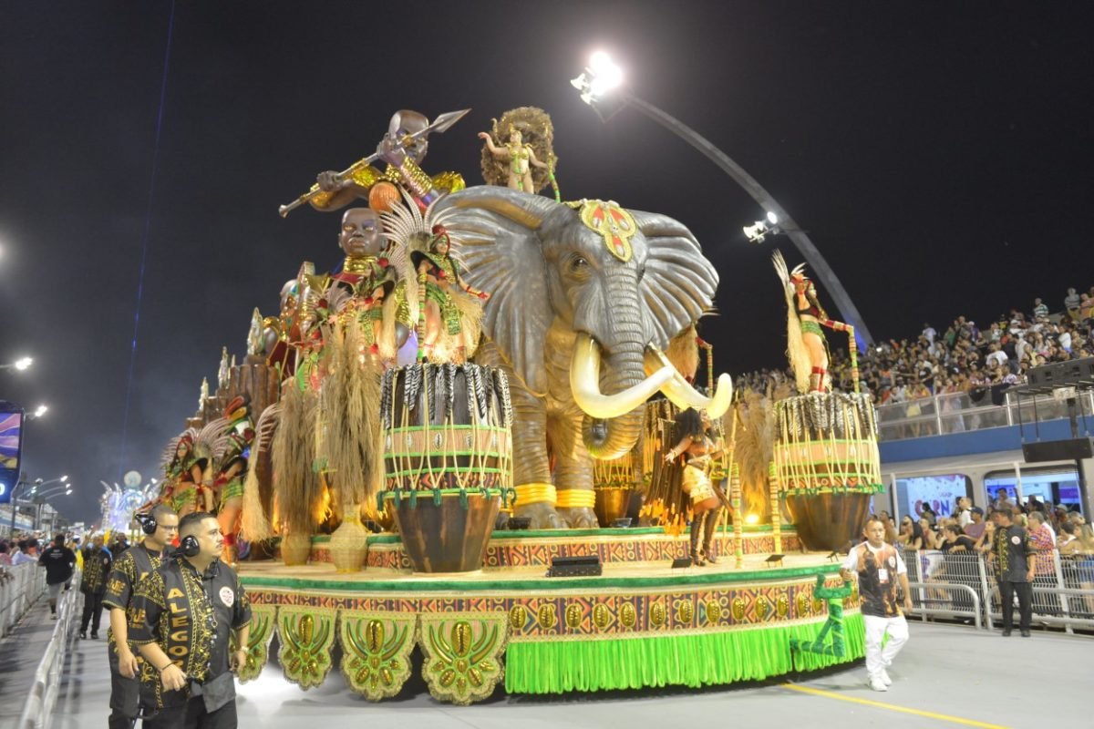 Imagem mostra desfile de escola de samba - Metrópoles