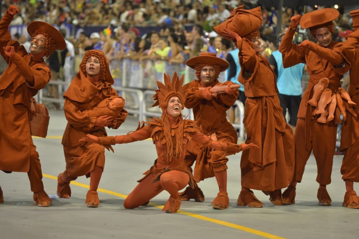 Desfile de escola de samba - Metrópoles