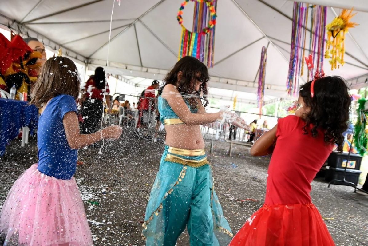 Imagem colorida de crianças se divertindo no Carnaval do DF - Metrópoles