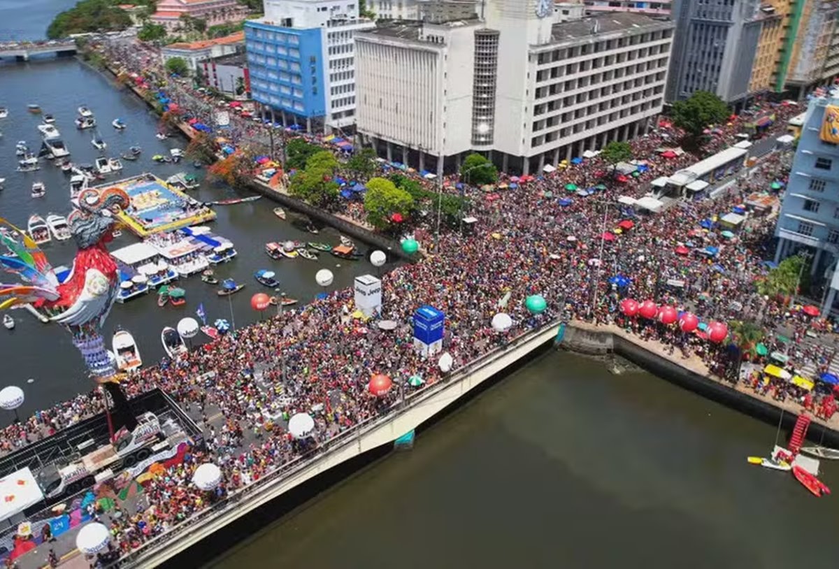 Bloco Galo da Madrugada lotado visto de cima - Metrpoles