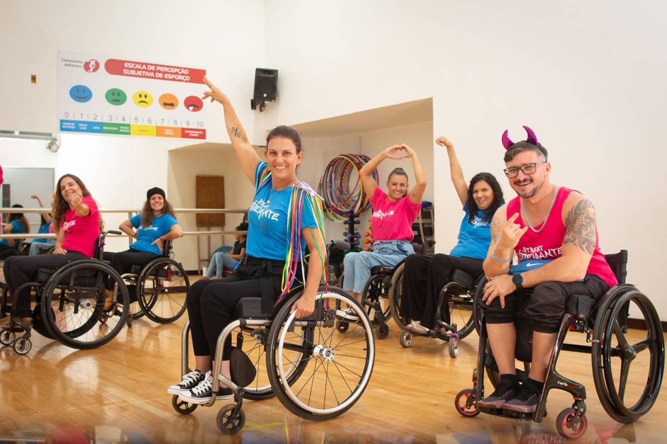 Imagem colorida de pessoas na cadeira de rodas- Metrópoles