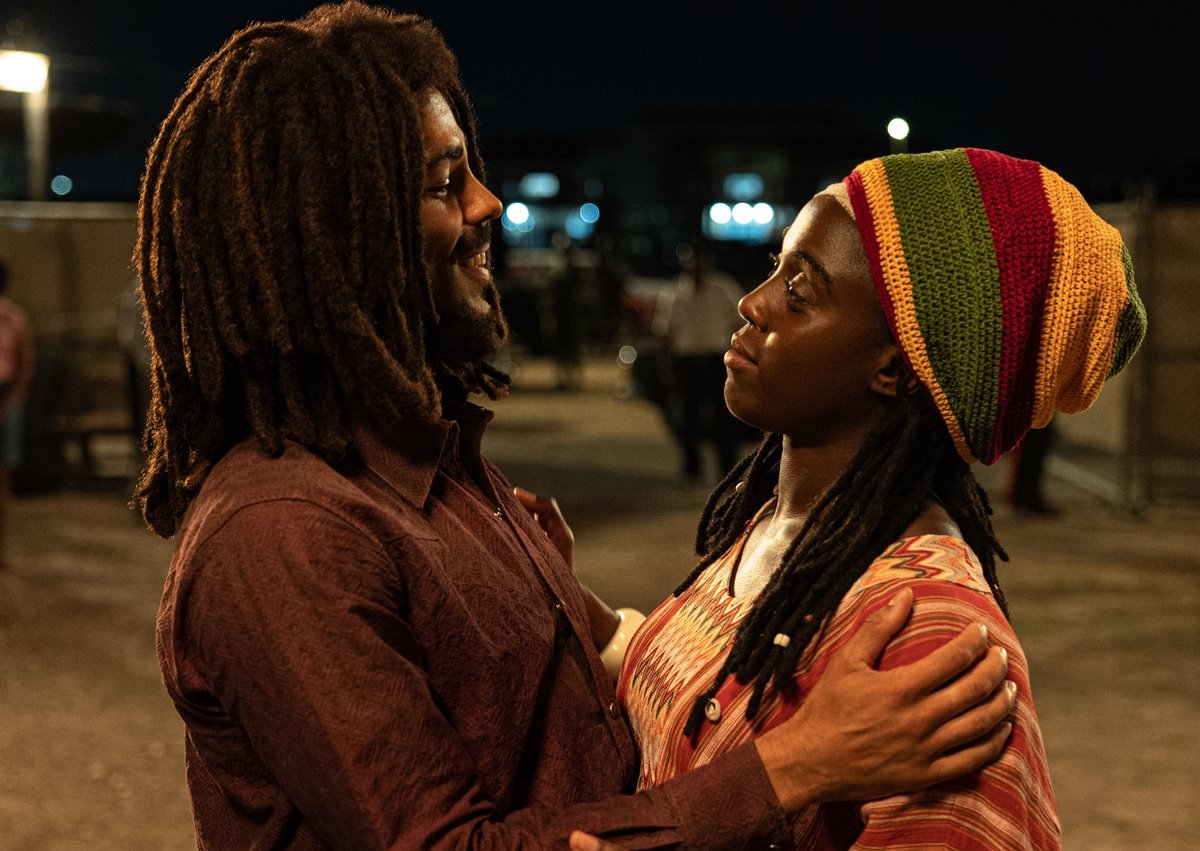 Kingsley Ben-Adir e Lashana Lynch como Bob e Rita Marley - Metrópoles