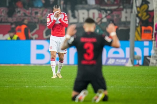 Campeonato Alemão: foto colorida de Sané e Grimaldo em Bayern x Bayer - Metrópoles