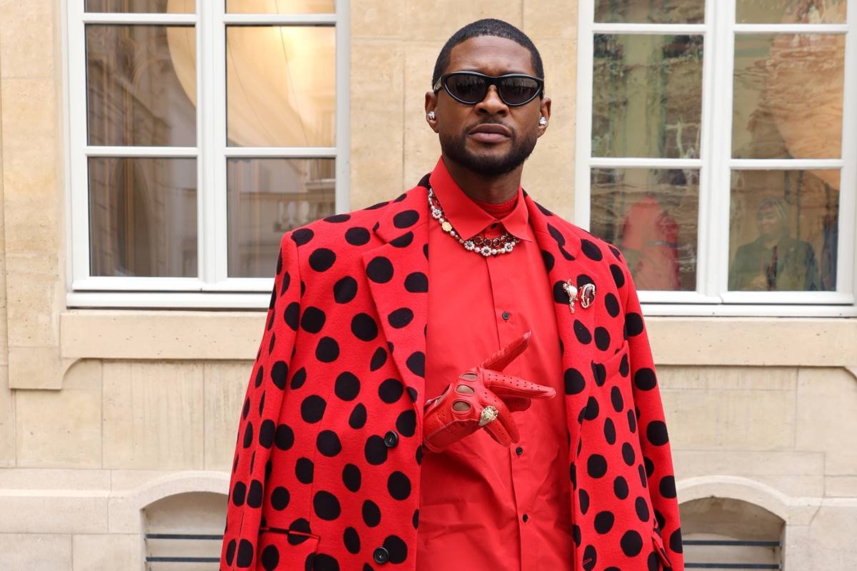 Usher com terno vermelho com bolinhas pretas - Metrópoles