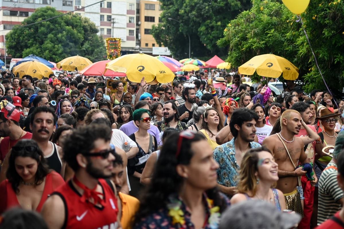 Multidão na 711 Norte, durante desfile do Cobobloco