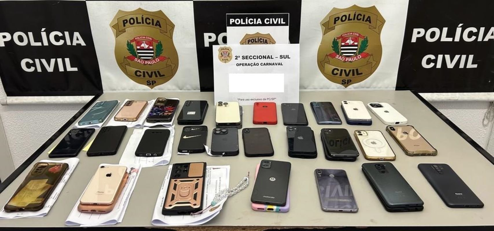 Imagem colorida mostra celulares recuperados pela Polícia no primeiro dia do Carnaval de São Paulo - Metrópoles
