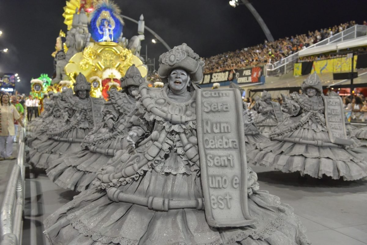 Imagem mostra desfile de escola de samba - Metrópoles