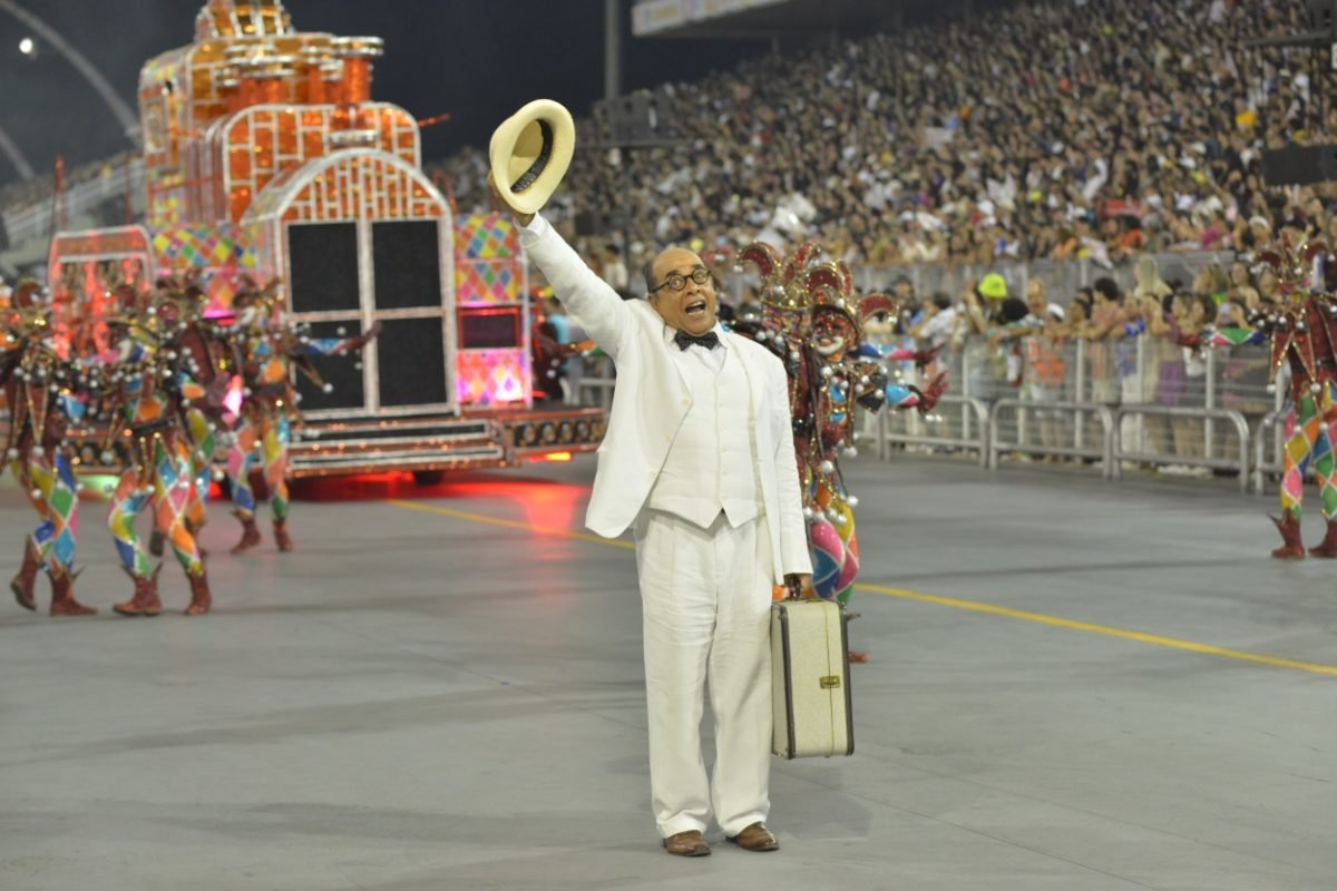 Imagem mostra desfile de escola de samba - Metrópoles