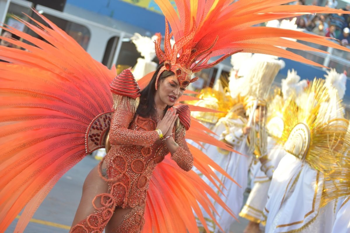 Imagem mostra mulher durante desfile - Metrópoles