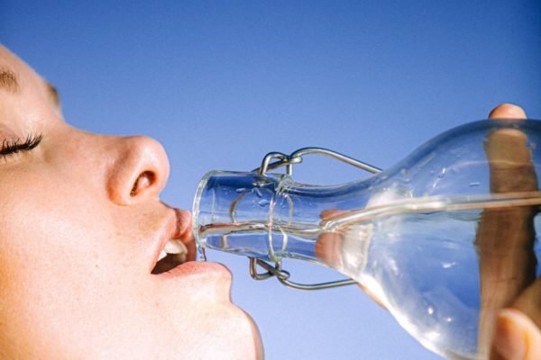 Mulher bebendo água - Metrópoles
