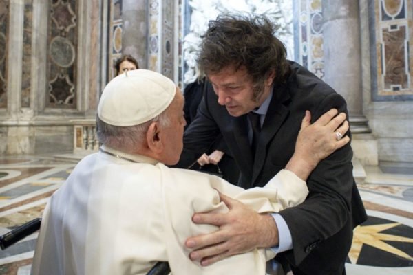 Imagem colorida de Javier Milei e papa Francisco se abraçam - Metrópoles