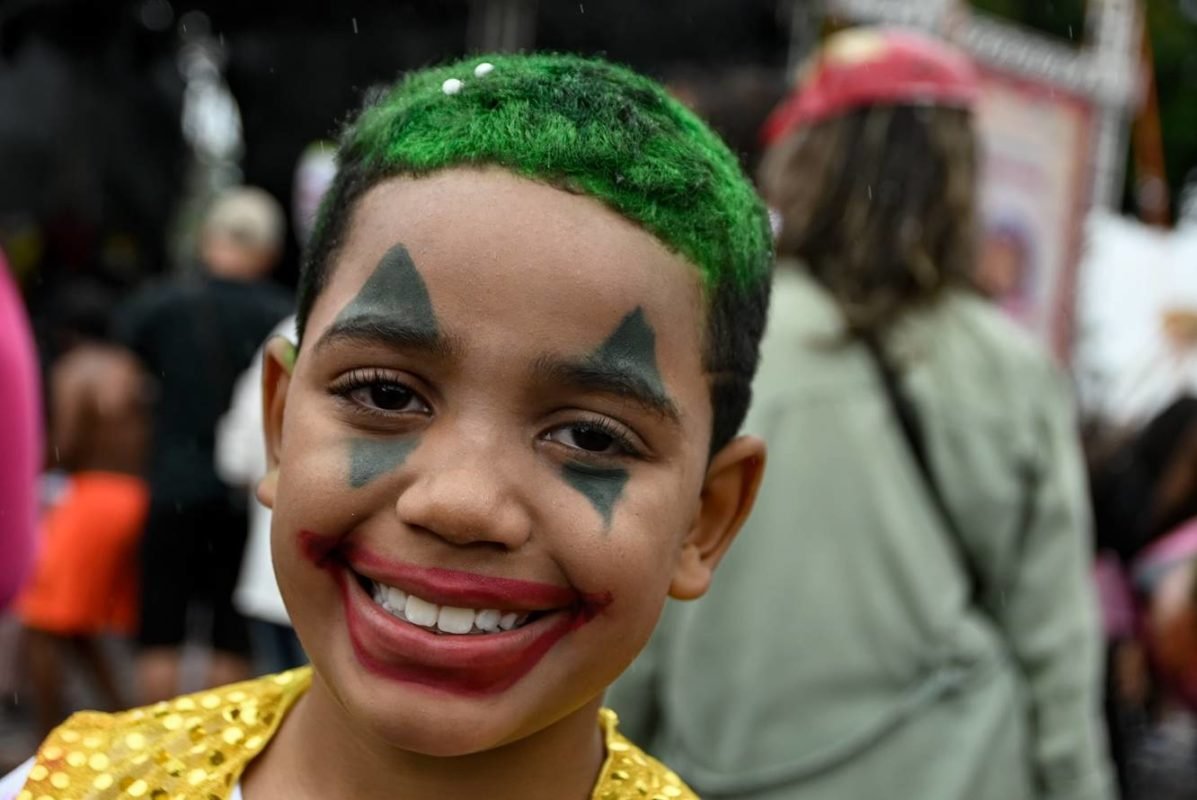 Imagem colorida de crianças se divertindo no Bloco Baratinha - Metrópoles