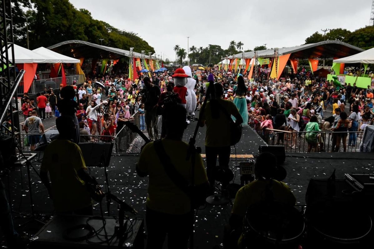 Imagem colorida de crianças se divertindo no Bloco Baratinha - Metrópoles