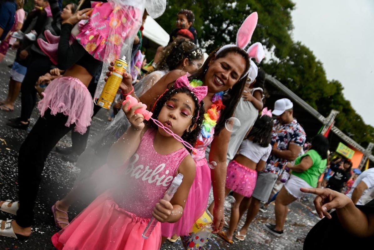 Imagem colorida de crianças se divertindo no Bloco Baratinha - Metrópoles