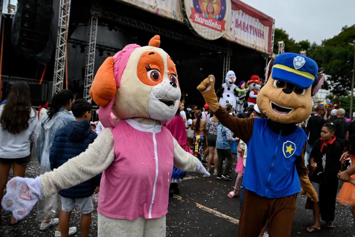 Imagem colorida de crianças se divertindo no Bloco Baratinha - Metrópoles