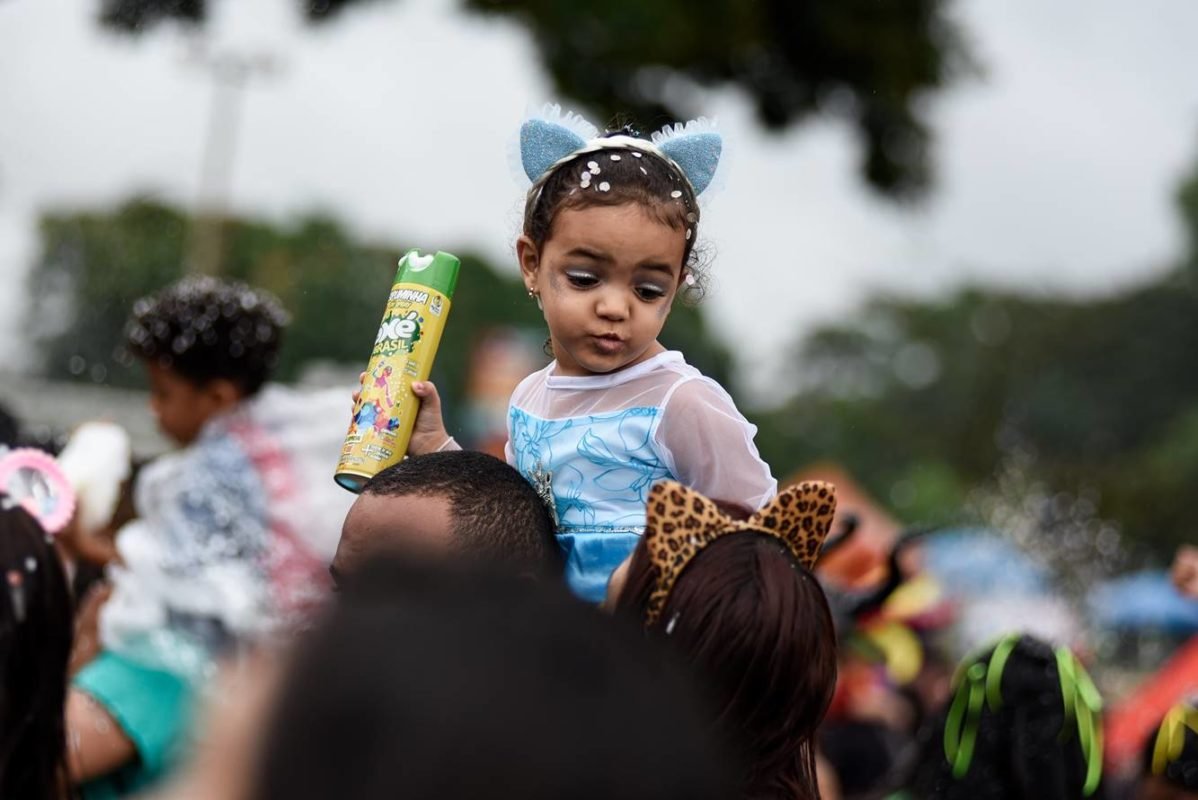 Imagem colorida de crianças se divertindo no Bloco Baratinha - Metrópoles