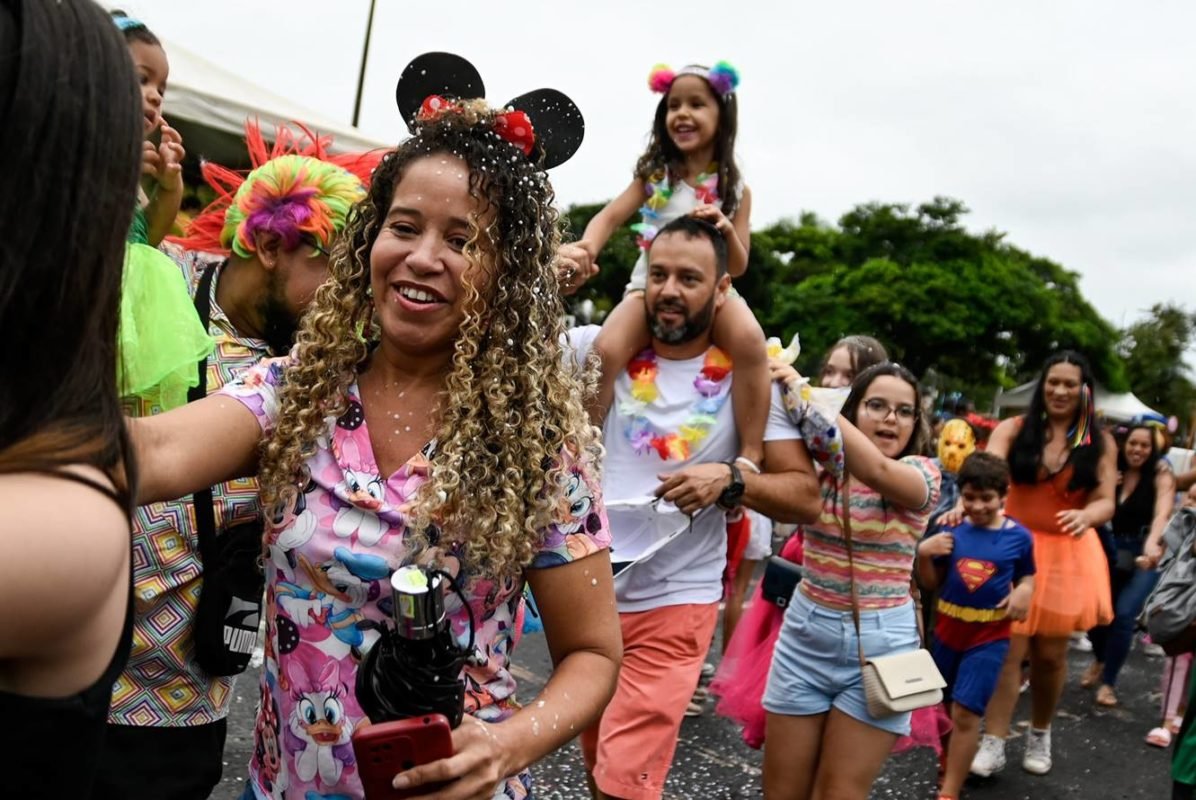 Imagem colorida de crianças se divertindo no Bloco Baratinha - Metrópoles