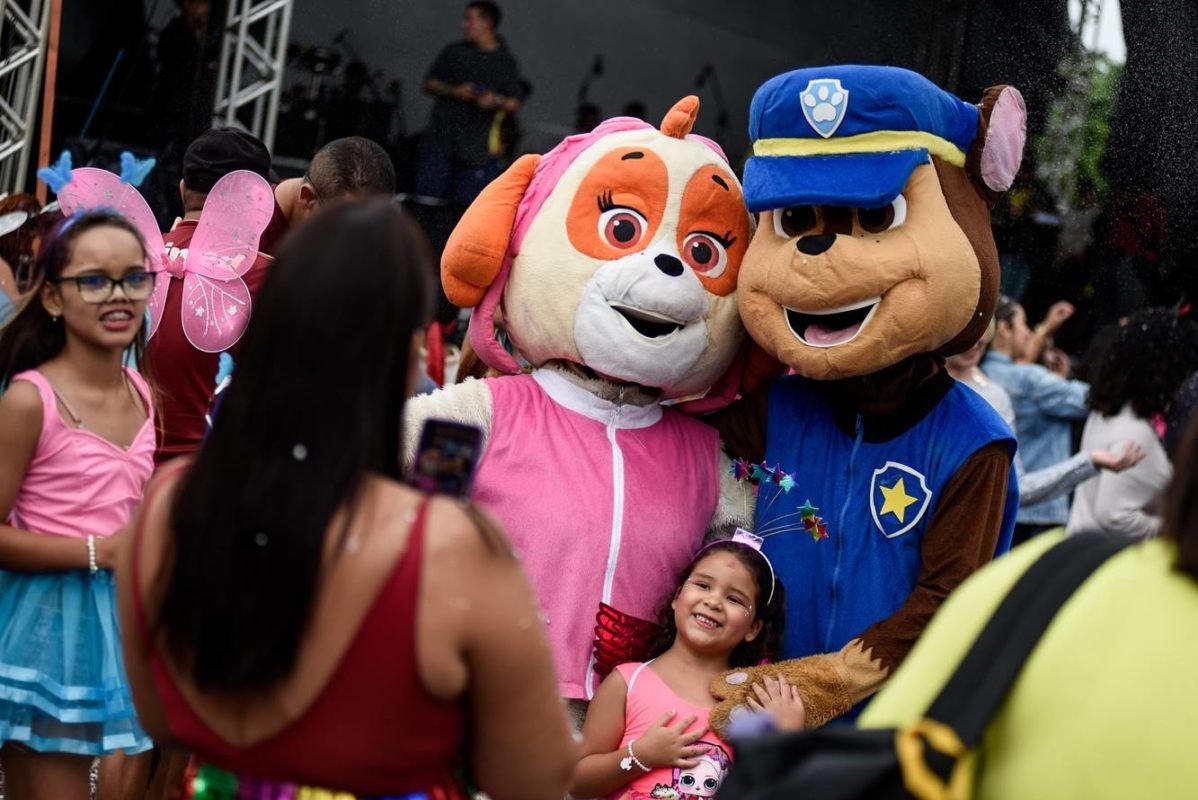 Imagem colorida de crianças se divertindo no Bloco Baratinha - Metrópoles