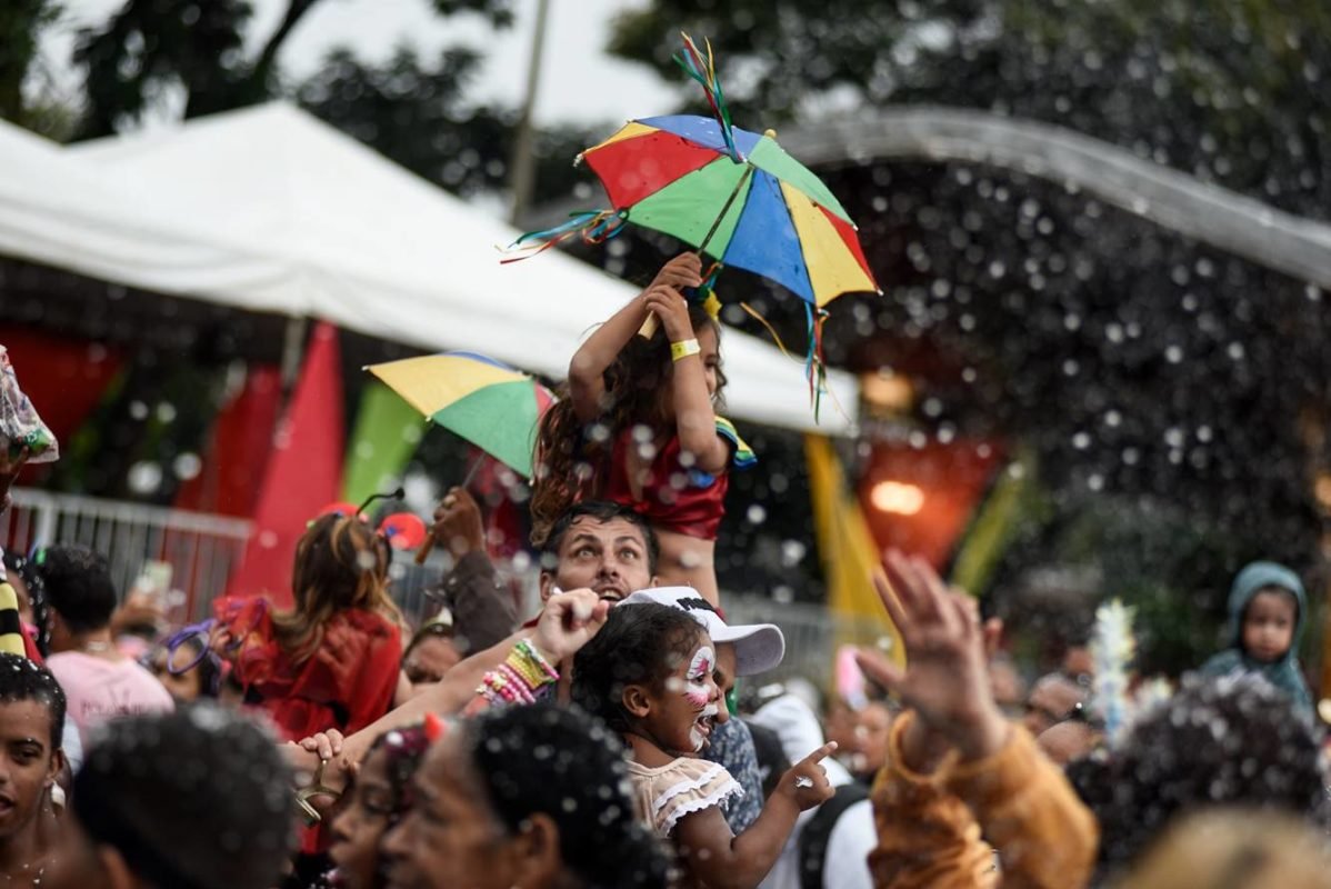 Imagem colorida de crianças se divertindo no Bloco Baratinha - Metrópoles