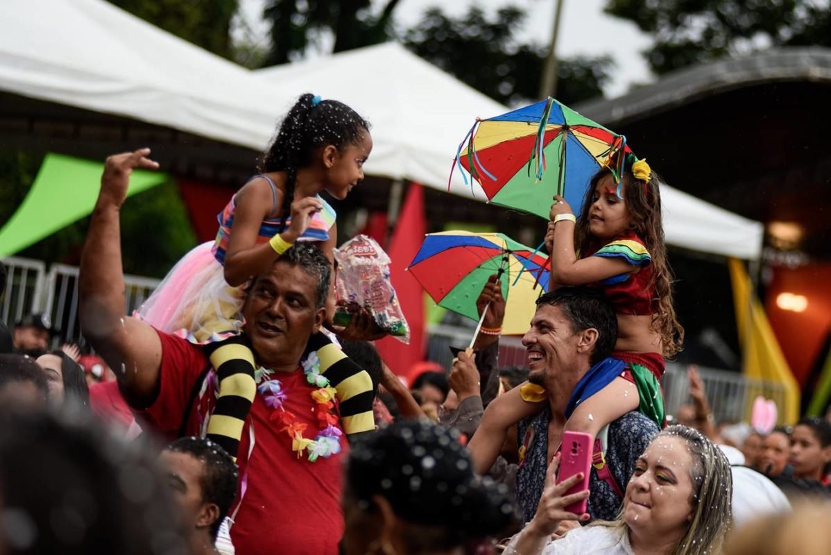 Imagem colorida de crianças se divertindo no Bloco Baratinha - Metrópoles