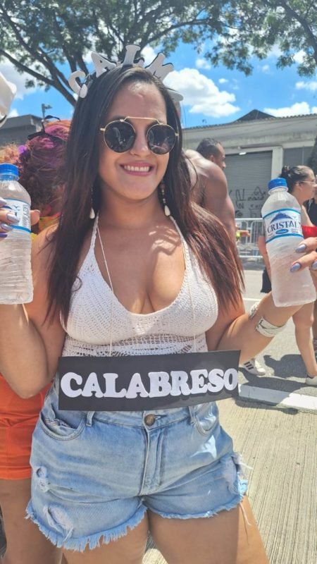 Imagem colorida mostra pessoas no bloco de Carnaval da cantora Iza, em São Paulo - Metrópoles