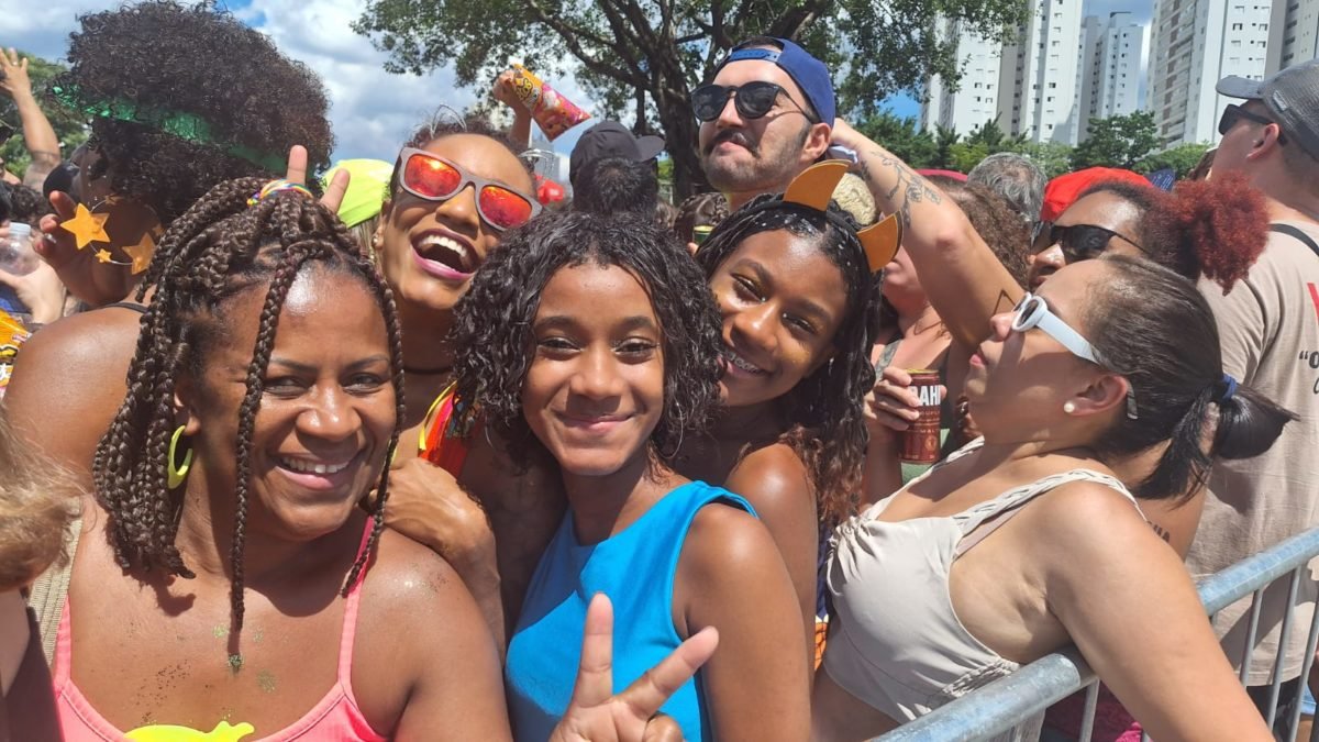 Imagem colorida mostra pessoas no bloco de Carnaval da cantora Iza, em São Paulo - Metrópoles